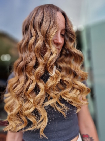 Foto di donna con capelli lunghi biondo chiaro dorato