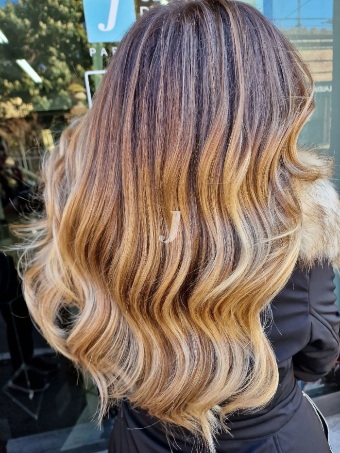 Foto di donna con capelli lunghi biondo chiaro dorato