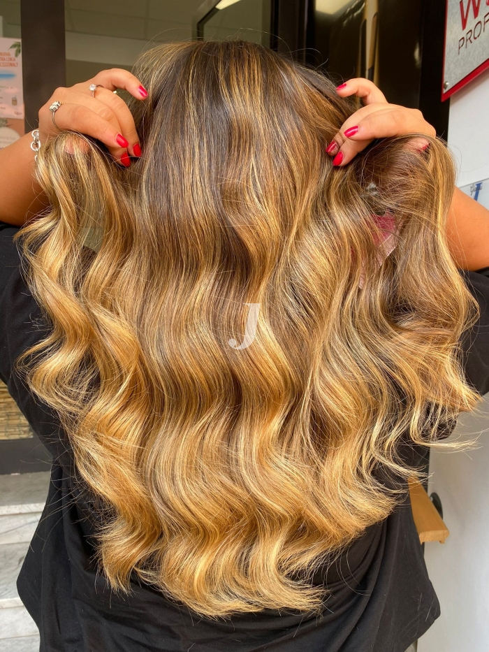 Foto di donna con capelli lunghi biondo chiaro dorato