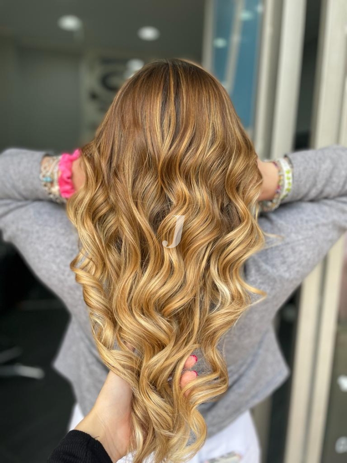 Foto di donna con capelli lunghi biondo chiaro dorato