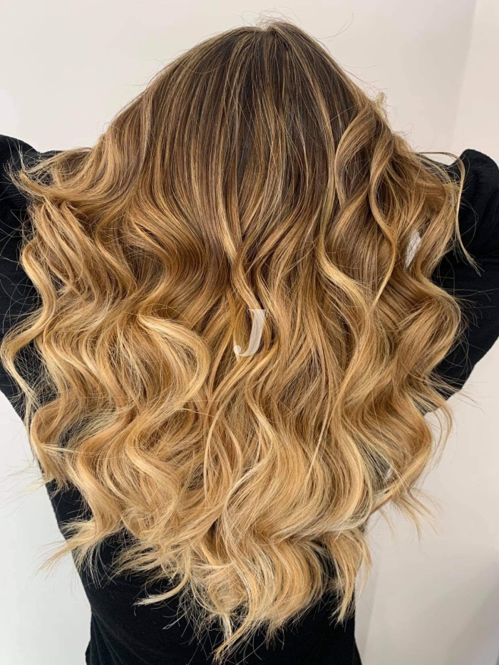 Foto di donna con capelli lunghi biondo chiaro dorato