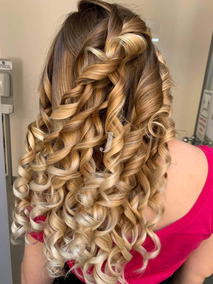 Foto di donna con capelli lunghi biondo chiaro dorato