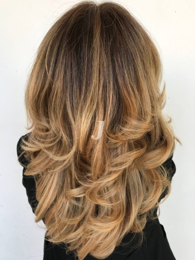 Foto di donna con capelli lunghi biondo chiaro dorato