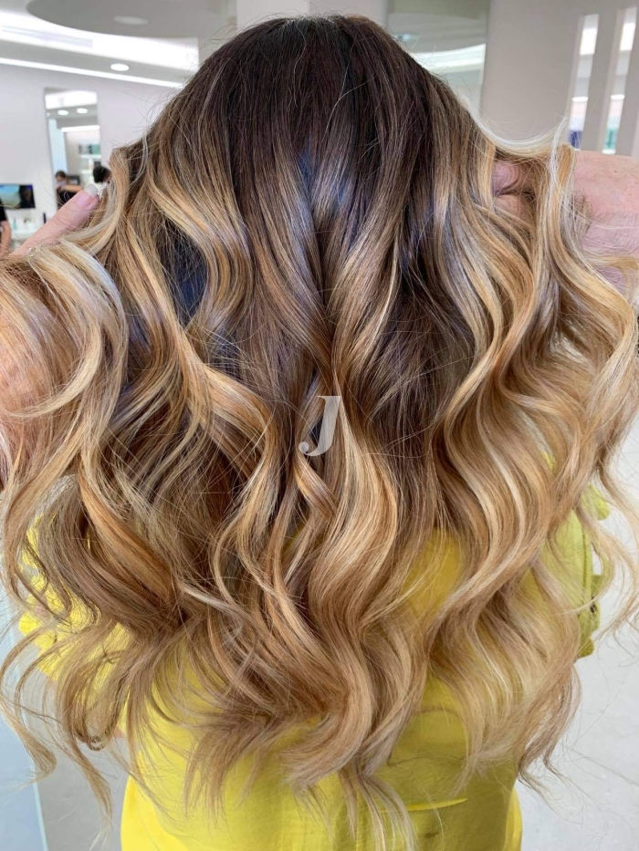 Foto di donna con capelli lunghi biondo chiaro dorato