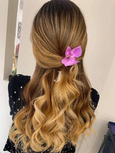 Foto di donna con capelli lunghi biondo chiaro dorato