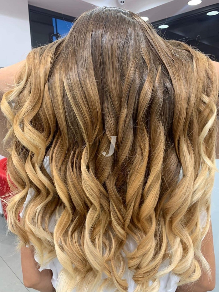 Foto di donna con capelli lunghi biondo chiaro dorato