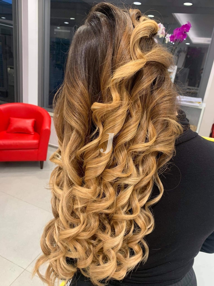 Foto di donna con capelli lunghi biondo chiaro dorato