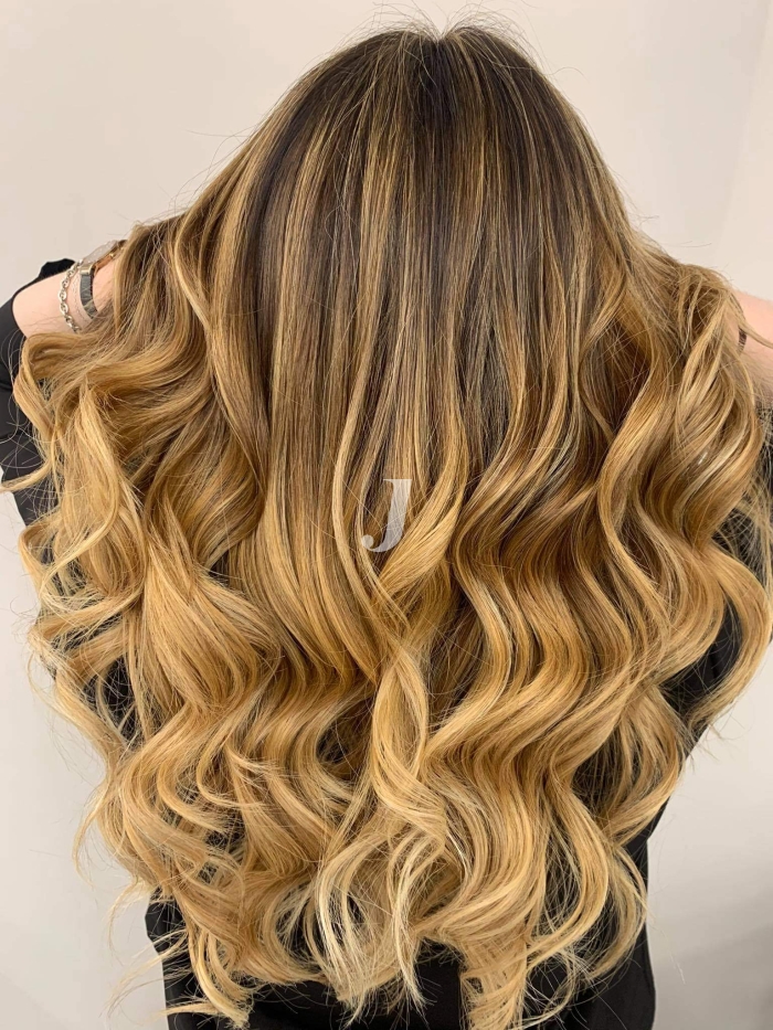 Foto di donna con capelli lunghi biondo chiaro dorato