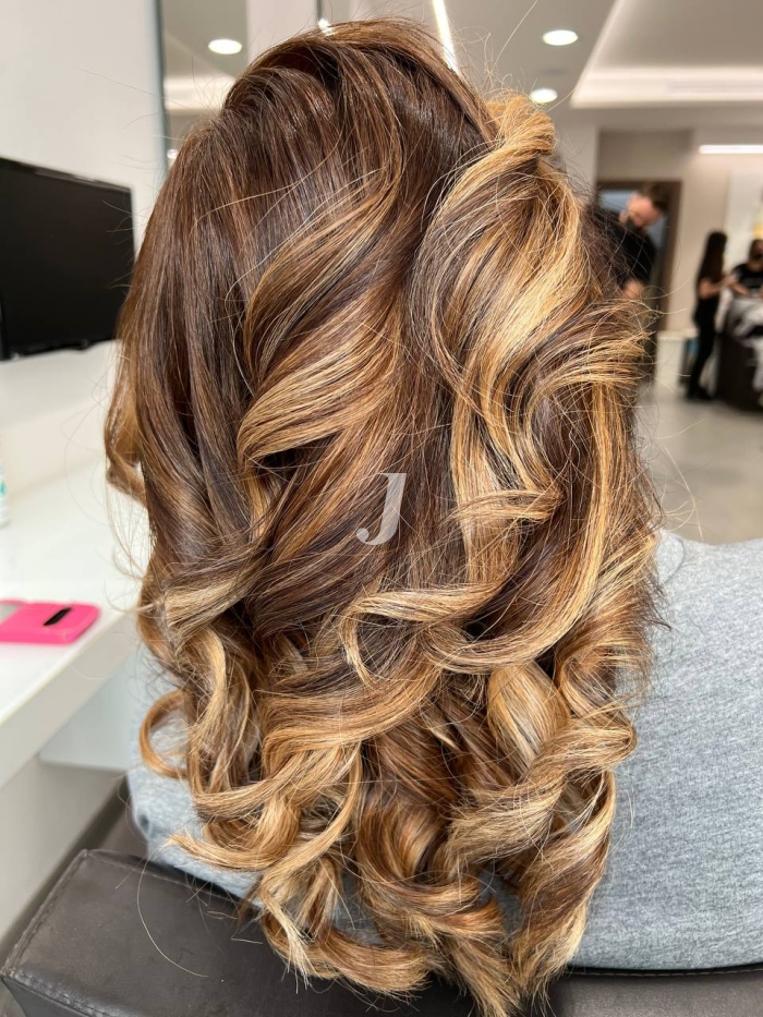 Foto di donna con capelli lunghi biondo chiaro dorato