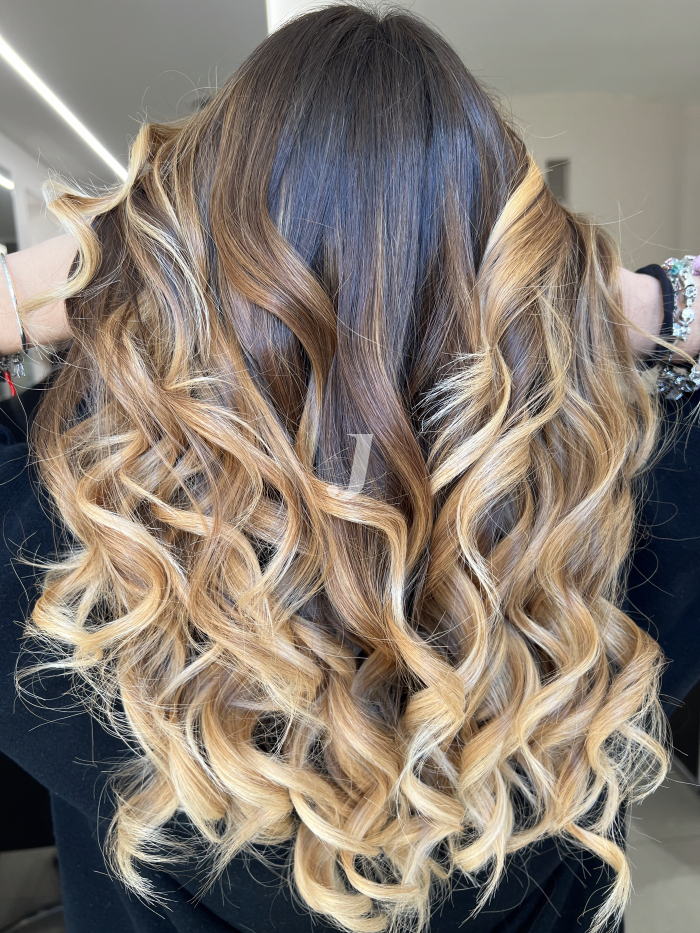 Foto di donna con capelli lunghi biondo chiaro dorato