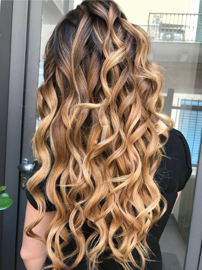 Foto di donna con capelli lunghi biondo chiaro dorato