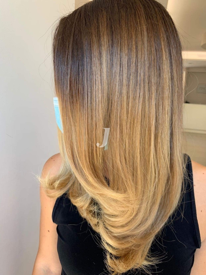 Foto di donna con capelli lunghi biondo chiaro dorato