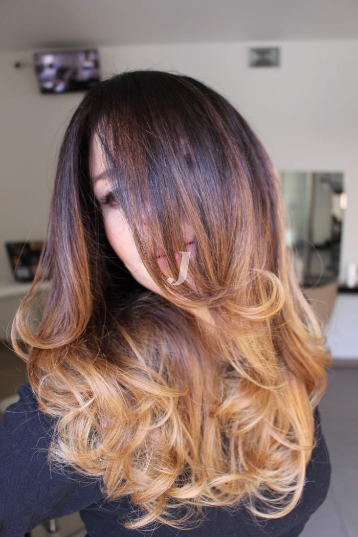 Foto di donna con capelli lunghi biondo chiaro dorato