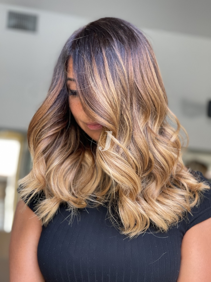 Foto di donna con capelli lunghi biondo chiaro dorato