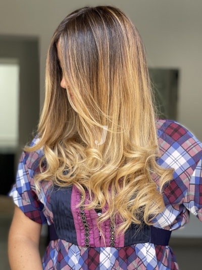 Foto di donna con capelli lunghi biondo chiaro dorato