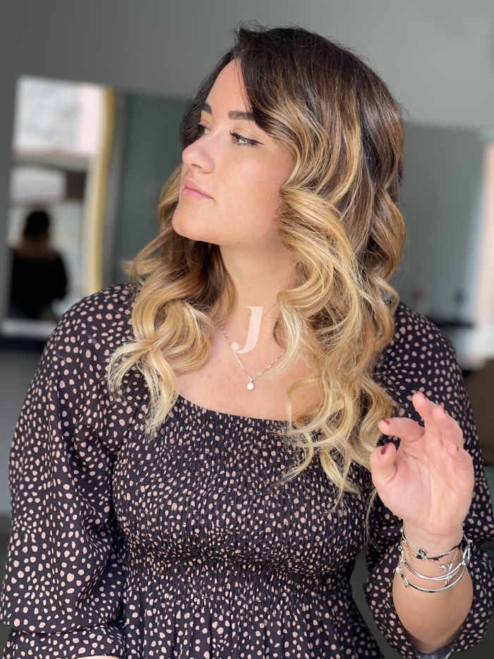 Foto di donna con capelli lunghi biondo chiaro dorato