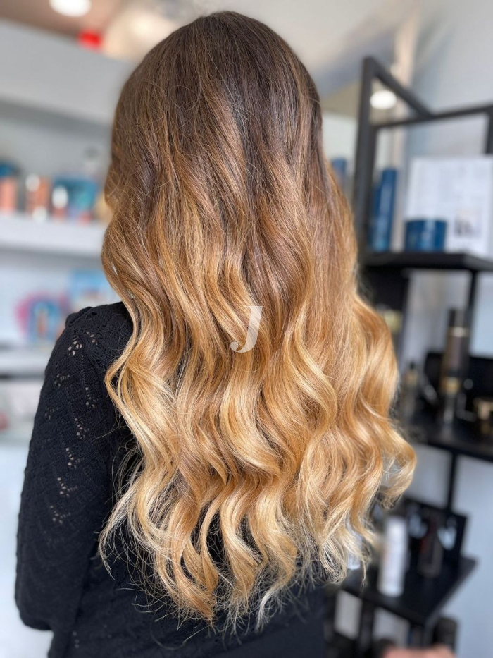 Foto di donna con capelli lunghi biondo chiaro dorato