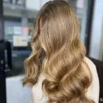Foto di donna con capelli lunghi biondo chiaro dorato