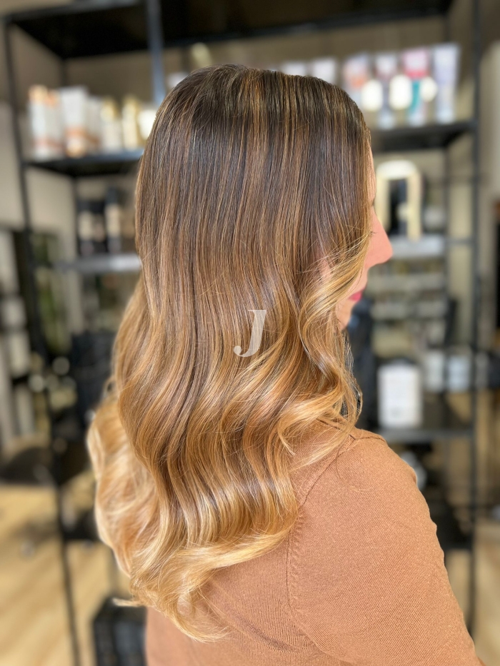 Foto di donna con capelli lunghi biondo chiaro dorato