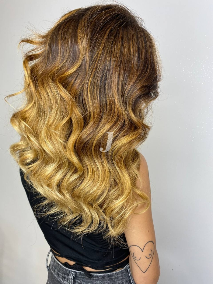 Foto di donna con capelli lunghi biondo chiaro dorato