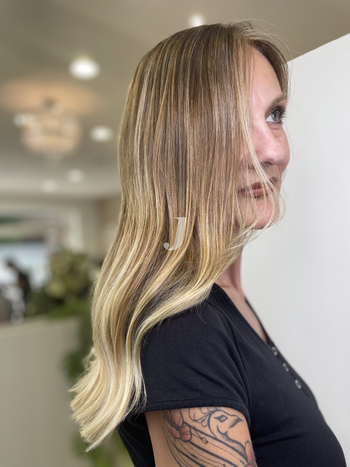 Foto di donna con capelli lunghi biondo chiaro dorato