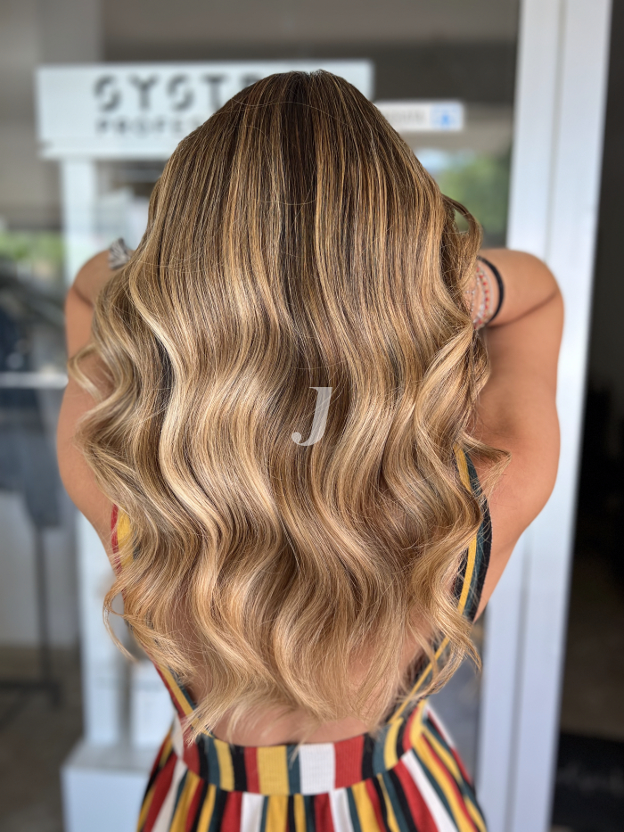 Foto di donna con capelli lunghi biondo chiaro dorato