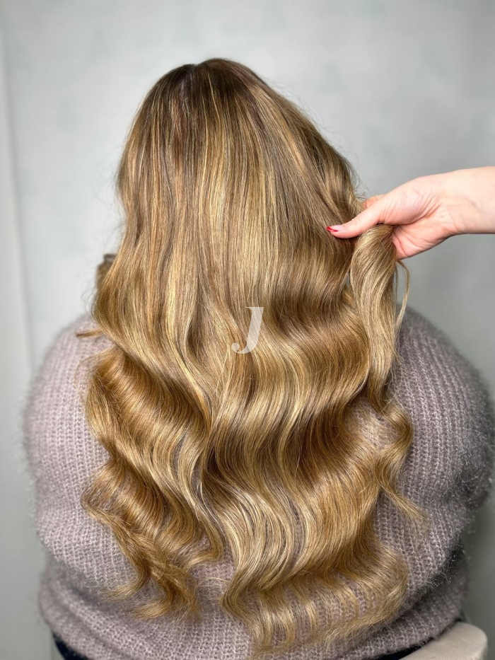 Foto di donna con capelli lunghi biondo chiaro dorato