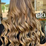 Foto di donna con capelli lunghi biondo chiaro dorato