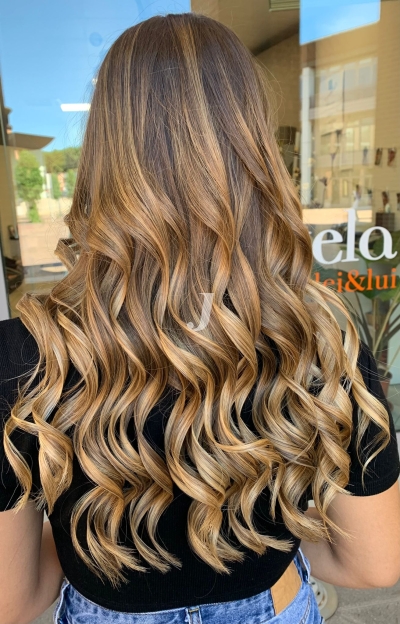 Foto di donna con capelli lunghi biondo chiaro dorato