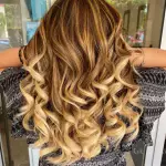 Foto di donna con capelli lunghi biondo chiaro dorato