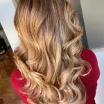 Foto di donna con capelli lunghi biondo chiaro dorato