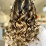 Foto di donna con capelli lunghi biondo chiaro dorato