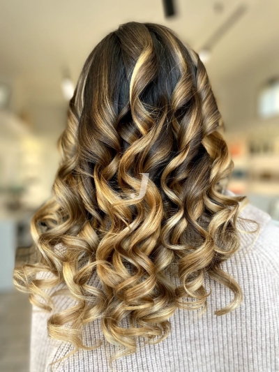 Foto di donna con capelli lunghi biondo chiaro dorato