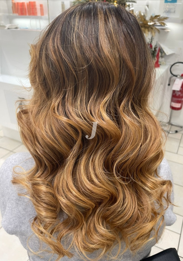 Foto di donna con capelli lunghi biondo chiaro dorato