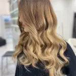 Foto di donna con capelli lunghi biondo chiaro dorato