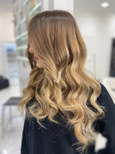 Foto di donna con capelli lunghi biondo chiaro dorato