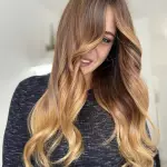 Foto di donna con capelli lunghi biondo chiaro dorato