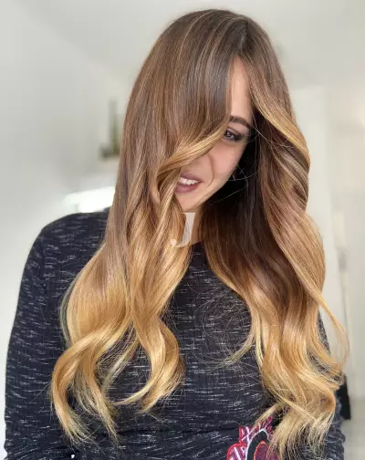 Foto di donna con capelli lunghi biondo chiaro dorato