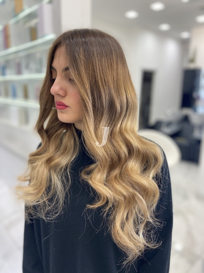 Foto di donna con capelli lunghi biondo chiaro dorato