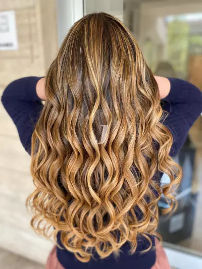 Foto di donna con capelli lunghi biondo chiaro dorato