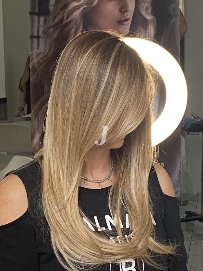 Foto di donna con capelli lunghi biondo chiaro dorato