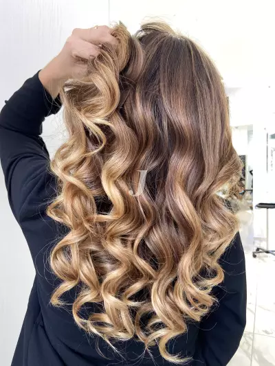 Foto di donna con capelli lunghi biondo chiaro dorato