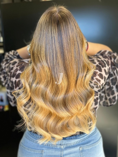 Foto di donna con capelli lunghi biondo chiaro dorato