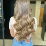 Foto di donna con capelli lunghi biondo chiaro dorato