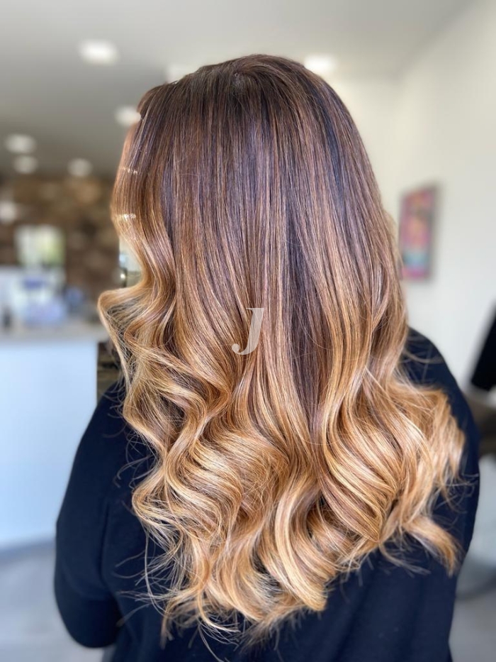 Foto di donna con capelli lunghi biondo chiaro dorato