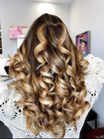 Foto di donna con capelli lunghi biondo chiaro dorato