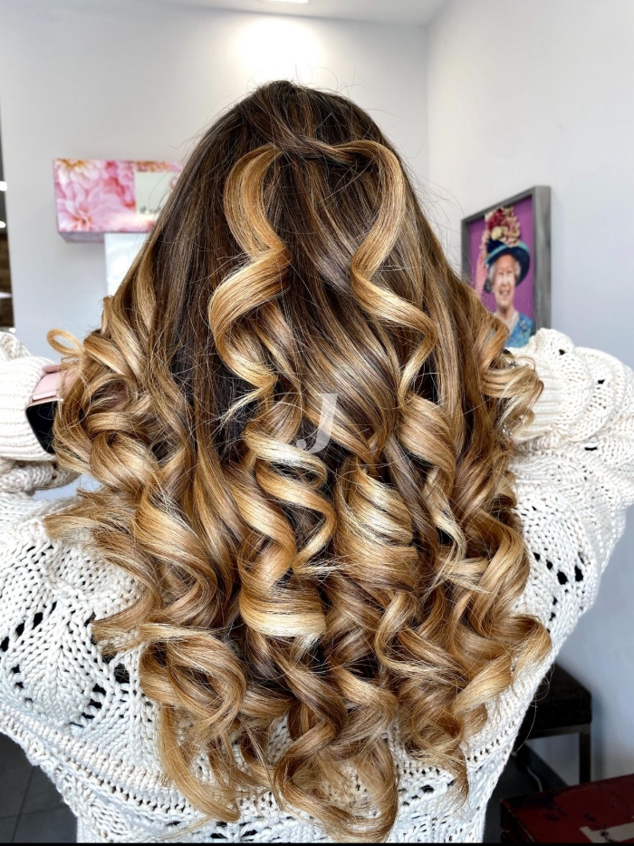 Foto di donna con capelli lunghi biondo chiaro dorato