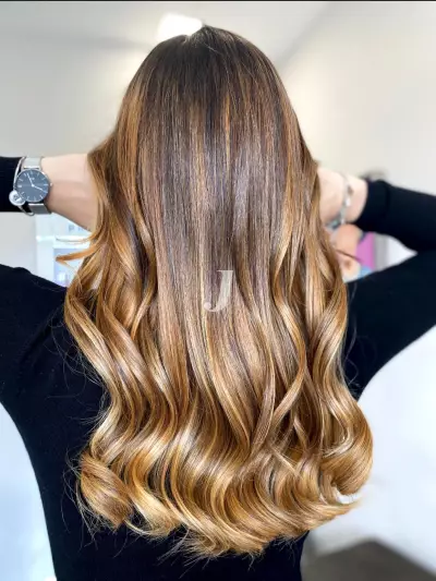 Foto di donna con capelli lunghi biondo chiaro dorato