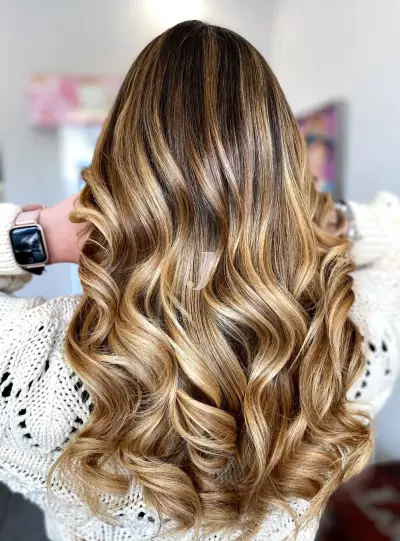 Foto di donna con capelli lunghi biondo chiaro dorato