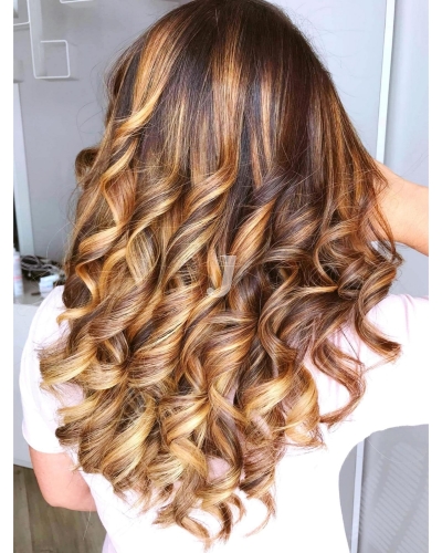 Foto di donna con capelli lunghi biondo chiaro dorato